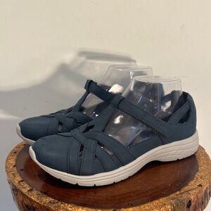 BareTraps NEW Navy Lightweight Ashlee Sandles with White Sole Store Display 7.5